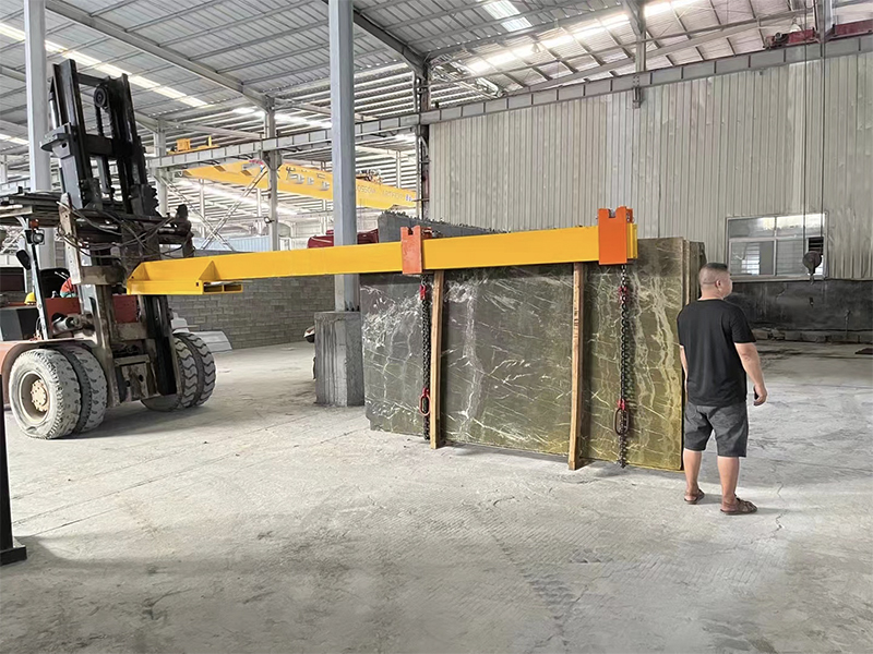 stone bundle unloading forklift boom